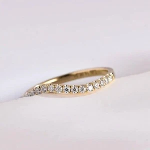 Anillo alianza boda moissanita corte redondo medio pavé enchapado en oro amarillo de 14 k - Imagen 1 de 4