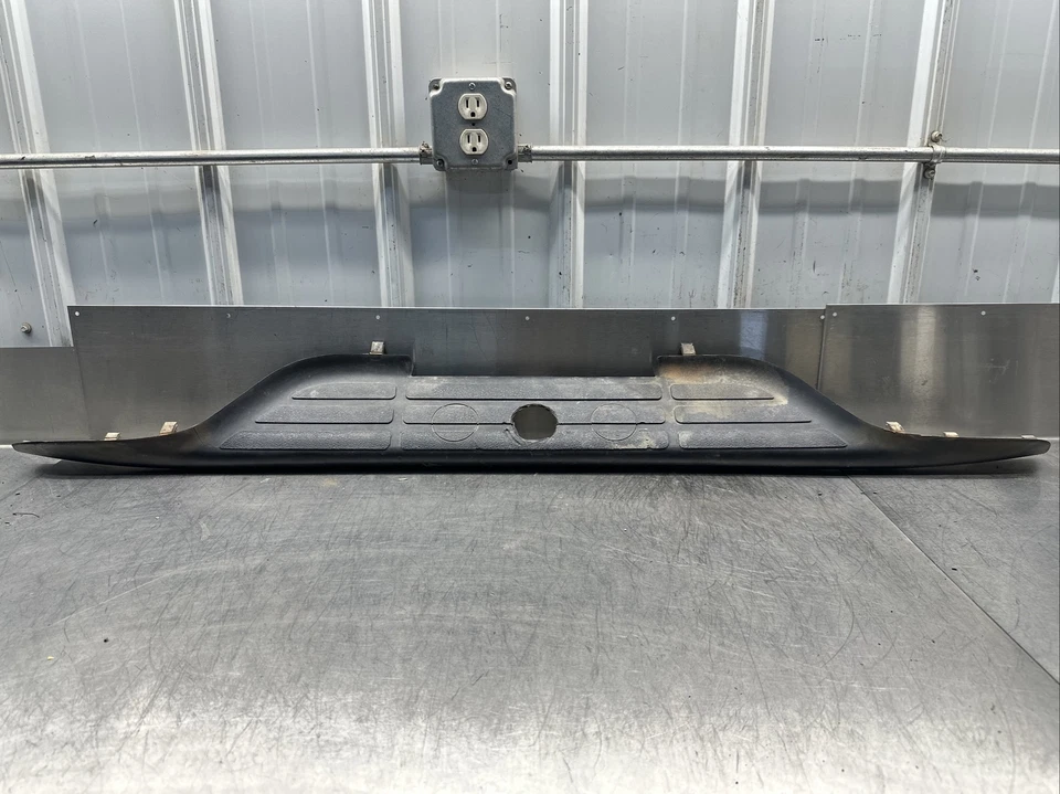 1999-2006 Chevrolet Silverado 1500 Lower Bumper Step Pad Center 12335696 OEM — 第 1/4 张图片