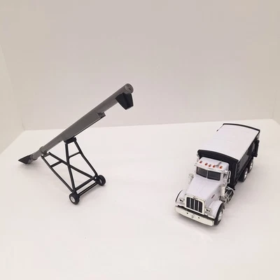 1/32nd Peterbilt Model 367 Straight Truck & Auger 46501 - Image 1 of 4