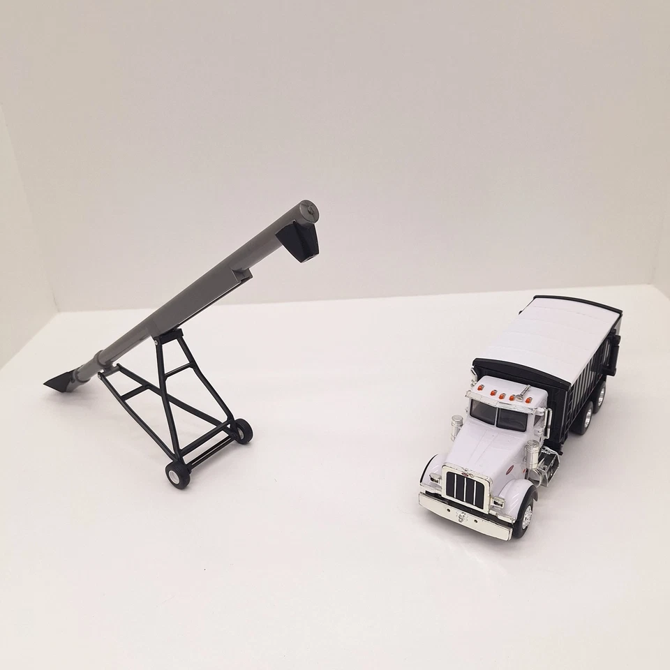 1/32nd Peterbilt Model 367 Straight Truck & Auger 46501 - Image 1 of 4