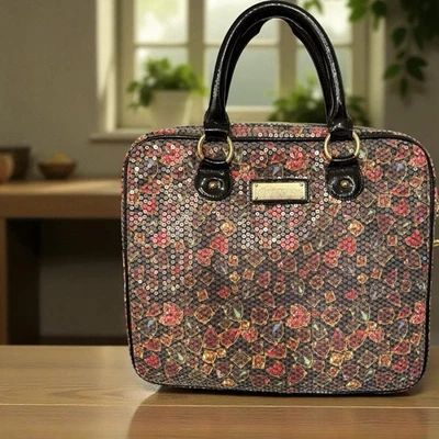 RARO Bolso para Laptop Betsey Johnson Acolchado con Lentejuelas Negro Patente Asas Foto 1 de 4