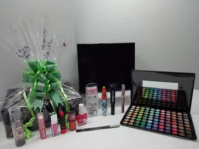 Cesto regalo confezione bellezza collezione trucco e profumo - Immagine 1 di 4