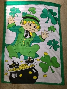 Bandera de jardín con mangas de nailon St. Patricks Day 28x40"Excelente estado de colección - Imagen 1 de 3