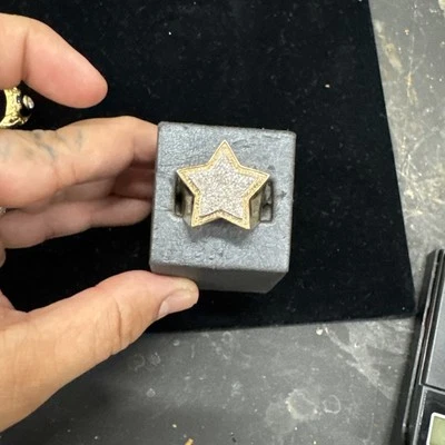 Anillo estrella de diamantes de oro amarillo de 10k para hombre talla 10 Foto 1 de 4