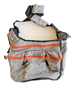 Diaper Dude Messenger Wickeltasche grau außen schwarz innen orange Reißverschlüsse  - Bild 1 von 5