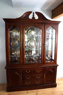 Vitrina iluminada Thomasville Impressions Foto 1 de 4