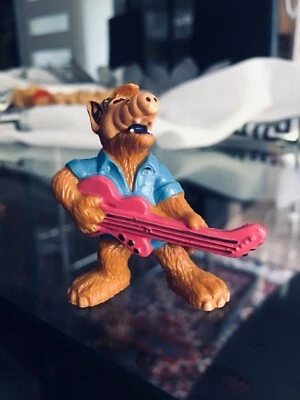 Alf stehend mit Gitarre - Bild 1 von 2