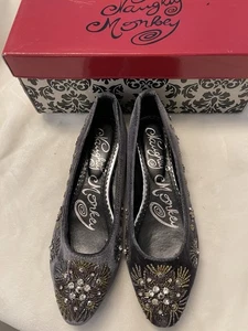 Nuevo en caja Zapatos planos Naughty Monkey gris terciopelo lentejuelas bordados con joyas para mujer talla 9 - Imagen 1 de 5