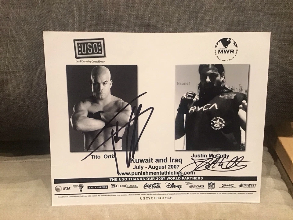 Foto promocional autografiada por Tito Ortiz Justin McCully de Estados Unidos UFC MMA Foto 1 de 1
