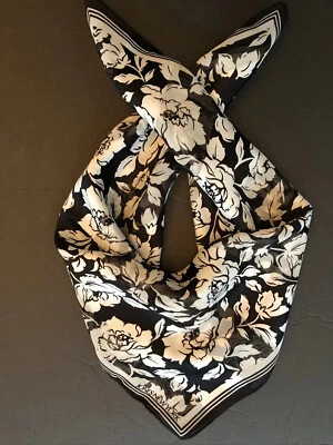 Bufanda cuadrada ligera negra/blanca floral Jones New York para mujer (20”) Foto 1 de 4