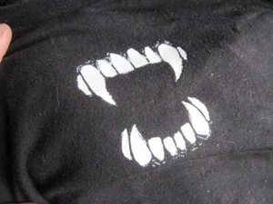 Way to Celebrate! Halloween 8 Solid Black Short Sleeve T Shirt Vampire Teeth Tee - Picture 1 of 4