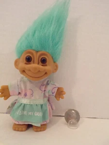 Russ Troll Puppe ~ 4 Zoll ~ Vintage ~ I Love My Grandma ~ Kleid ~ mintblaue Haare ~ braune Augen - Bild 1 von 4