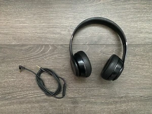 Auriculares inalámbricos Apple Beats Solo 3 negros + estuche de transporte y cable de carga Beats - Imagen 1 de 8