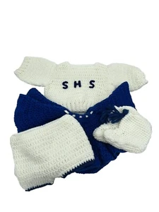 Conjunto de animadora de muñeca de ganchillo a mano azul y blanco SHS - Imagen 1 de 6