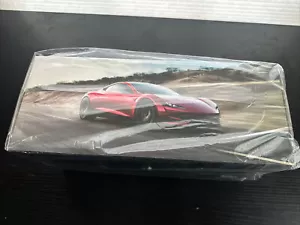 Offizieller Original Tesla Roadster Maßstab 1/18 Druckguss Auto Modell Sammlerstück Spielzeug ROT - Bild 1 von 4