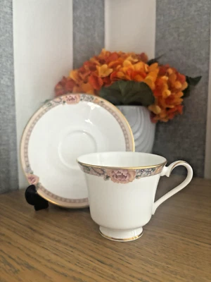 Taza y platillo vintage Royal Doulton Darjeeling H5247 hueso fino China Inglaterra Foto 1 de 4