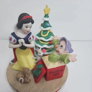 Disney Vntg Snow White's Surprise Annual Christmas Figurine Excellent Cond! - Picture 1 of 9