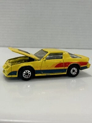 1985 年火柴盒雪佛兰科迈罗 IROC Z28 黄色澳门超快 — 第 1/4 张图片