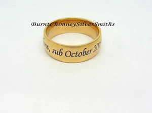Anillo clásico abovedado de titanio sólido y oro grabado láser opcional disponible 4383 - Imagen 1 de 7