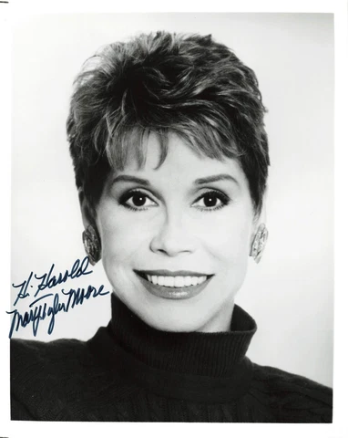 Mary Tyler Moore Actress Signed Autograph 8 x 10 Photo PSA DNA j2f1c *73 Cover