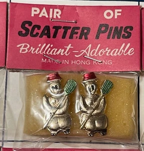 Par de prendedores dispersos vintage de muñecos de nieve tono dorado novedad Hong Kong sin abrir - Imagen 1 de 2