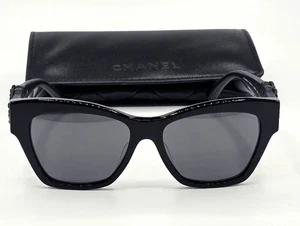 Gafas de sol Chanel 5456 QA 888-S4 para mujer marco negro/lentes grises con logotipo negro - Imagen 1 de 4