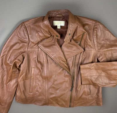 Jaqueta Michael Kors couro de cordeiro moto bolsos com zíper assimétrico feminina tamanho 1X - Imagem 1 de 4