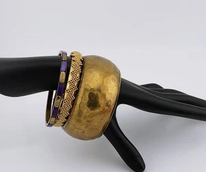 Lote de brazaletes de latón de colección: brazalete martillado, brazalete con cuentas, esmalte púrpura y dorado - 3 piezas - Imagen 1 de 13