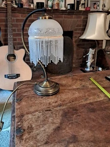 Pantalla de lámpara efecto latón Art Deco con flecos con cuentas vintage - Imagen 1 de 11