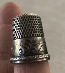 Antique Simons Sterling Silver Scenic Thimble House and Leaves, Patterned Band - Picture 1 of 6