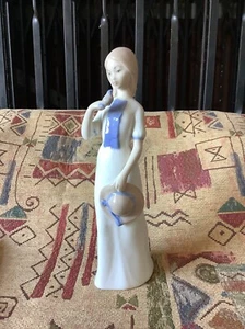 Statuina Rex di una ragazza che tiene un uccellino. Porcellana Made In Valencia - Foto 1 di 4