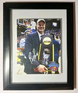 FOTO AUTOGRAFATA BILL INCORNICIATA 2008 KANSAS JAYHAWKS BASKETBALL NCAA CHAMPS - Foto 1 di 13