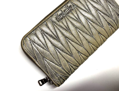 MIU MIU VINTAGE MATELASSE ZÍPER EM TORNO DE COURO CARTEIRA LONGA ITÁLIA CHAMPANHE OURO - Imagem 1 de 4