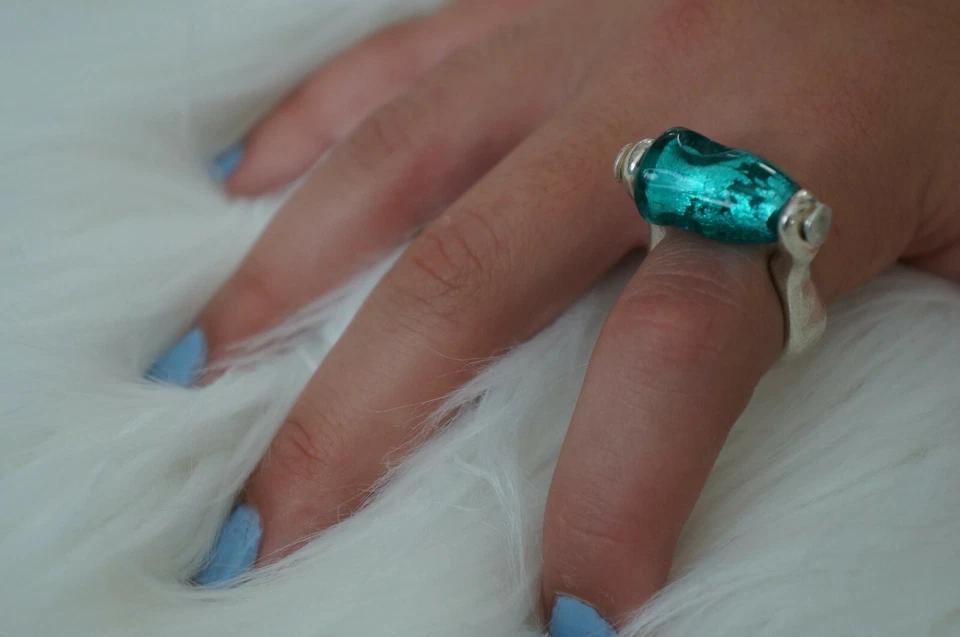 NUEVO Anillo Grabado Uno De 50 Turquesa Cristal de Murano Estampado Plata Declaración 6.5 S Foto 1 de 4