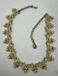 Vintage Coro weiße Perle Florentiner Blatt Anhänger Halskette 14-17" Midcentury MCM - Bild 1 von 3