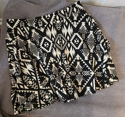 PINK Victoria’s Secret Women’s Medium Black Geometric Stretch Mini Skirt NWT - Image 1 of 3