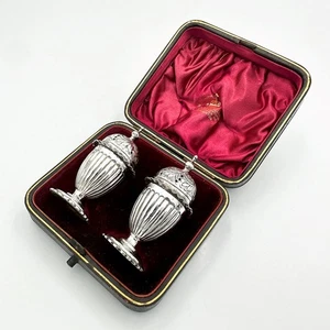 PAR DE OLLAS DE PIMIENTA VICTORIANAS CON ESTUCHE DE PLATA ESTERLINA BIRMINGHAM 1891 - Imagen 1 de 12