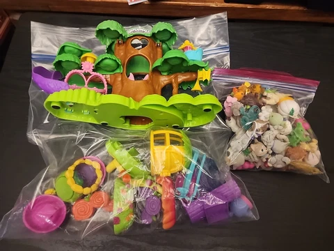 Hatchimals Playset Treehouse Nursery Hatchery Colleggtibles + 41 figures Cover