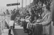 Foto Torino - Calcio - Mascotte granata omaggia la Contessa Calvi al Filadelfia