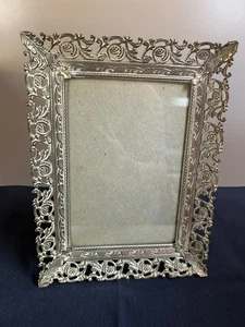 VINTAGE VERZIERTER FILIGRANER GOLDFARBEN WEISS GEWASCHENER FOTORAHMEN HOLLYWOOD FASST 4 X 6 ZOLL - Bild 1 von 16