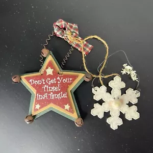 2 Weihnachtsschmuck aus Holz - Don’t Get Your Tinsel in a Tangle and Snowflake Face - Bild 1 von 3