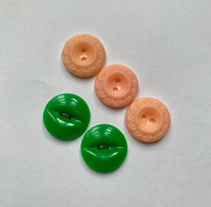 0.75" Vintage 50s 60s Plastic Buttons - Green and Pink x 5 Sewing DIY Make Do - Picture 1 of 5