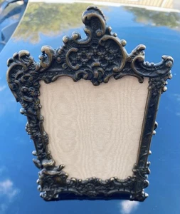 Cornice portafoto antica decorata in bronzo a tema angolare  - Foto 1 di 5