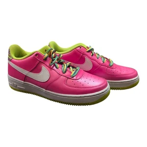NIKE Air Force 1 Bajo Juvenil Talla 6Y Para Mujer 7.5 Rosa Explosión Blanco Volt CW5761-600 - Imagen 1 de 6