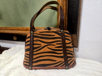 BOLSO DE CAJA VINTAGE DE GAMUZA SINTÉTICA CON ESTAMPADO DE CEBRA MARRÓN Y MARRÓN/NEGRO Foto 1 de 4