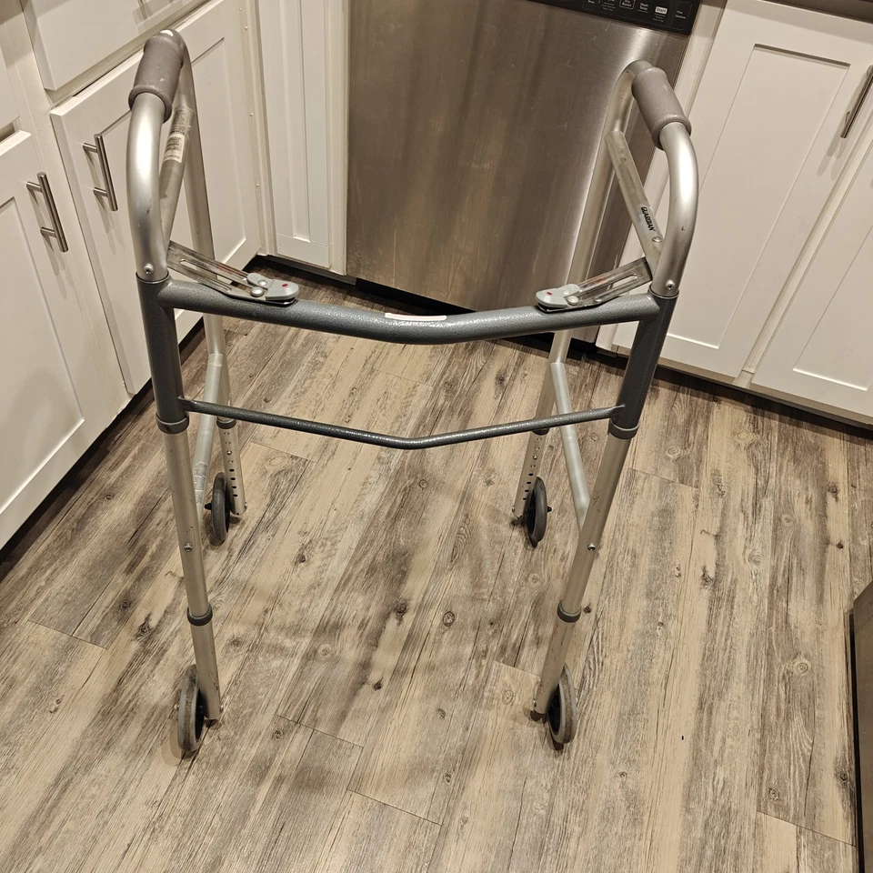 Andador médico ligero con ruedas - Ayuda a la movilidad plegable ajustable Foto 1 de 4