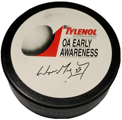 WAYNE GRETZKY #99 RARE STAMPED ON SIG TYLENOL SPONSOR OFFICIAL HOCKEY PUCK 🇨🇿 Cover