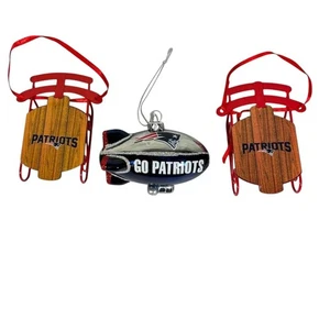 Juego de 3 adornos navideños para árbol de Navidad de los New England Patriots con logotipo del equipo - Imagen 1 de 5