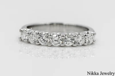 Banda de media eternidad de diamantes naturales de corte redondo de 0,92 CTW de oro blanco de 14 K VS Foto 1 de 4