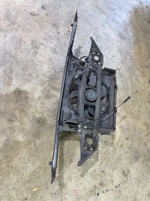 Conjunto de soporte de radiador clip nariz delantera 99-03 BMW E46 serie 3 2 puertas OEM Foto 1 de 4